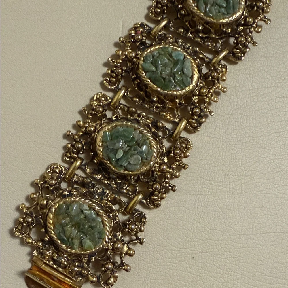 VINTAGE DETAILED OLD FASHIONED ELEGANT GOLD & GREEN STONED BRACELET & RING SET